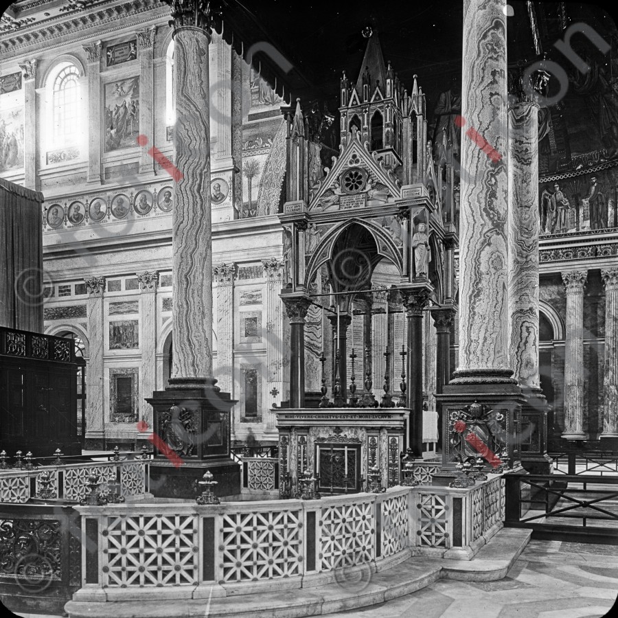 Der päpstliche Altar | The papal altar - Foto foticon-simon-037-054-sw.jpg | foticon.de - Bilddatenbank für Motive aus Geschichte und Kultur